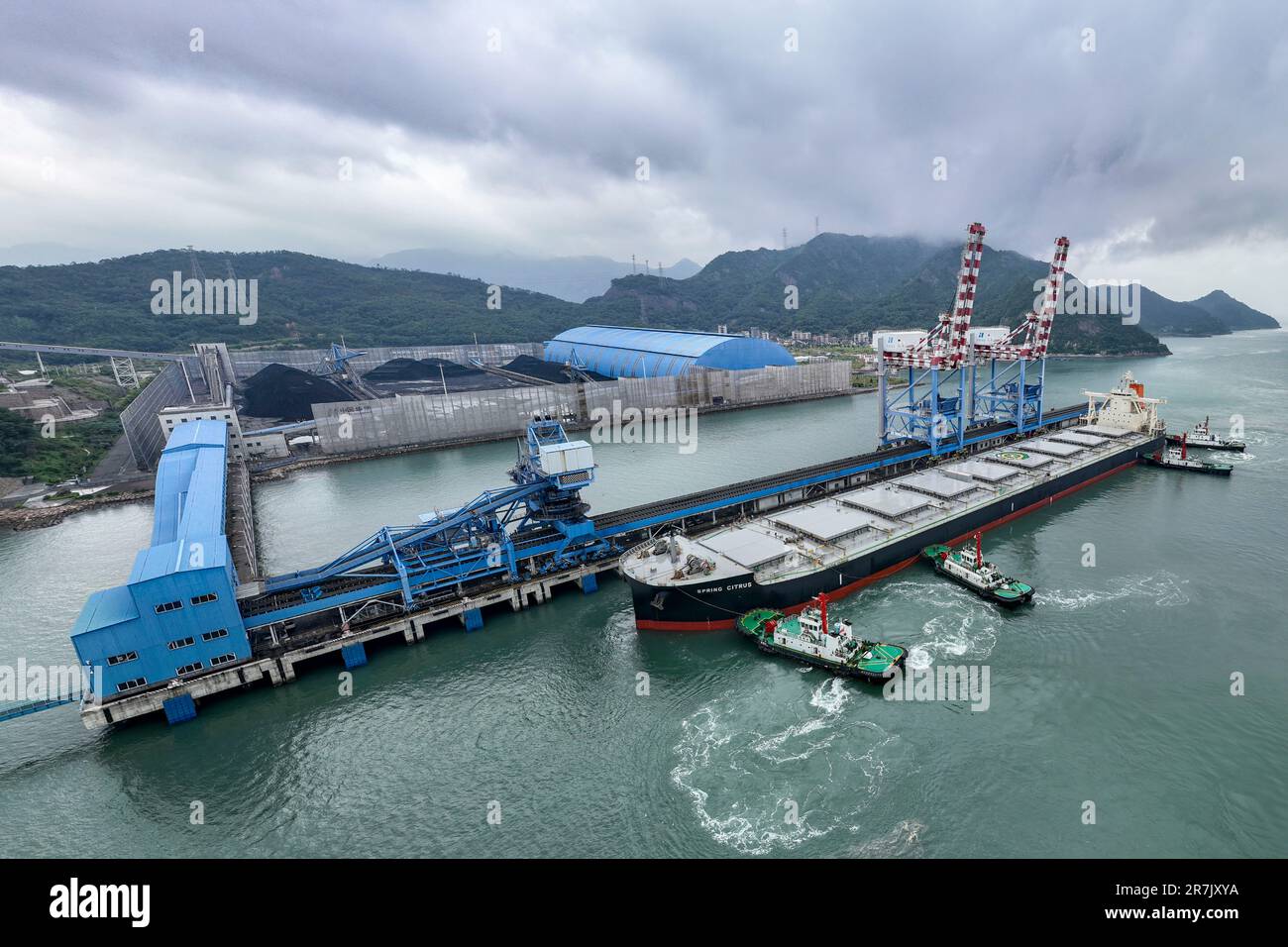 Ein Luftfoto zeigt ein Schiff mit 154.100 Tonnen Kohle am Huaneng (Fujian) Hafen in der Bucht von Luoyuan in Fuzhou, Provinz Fujian, China, 16. Juni 202 Stockfoto