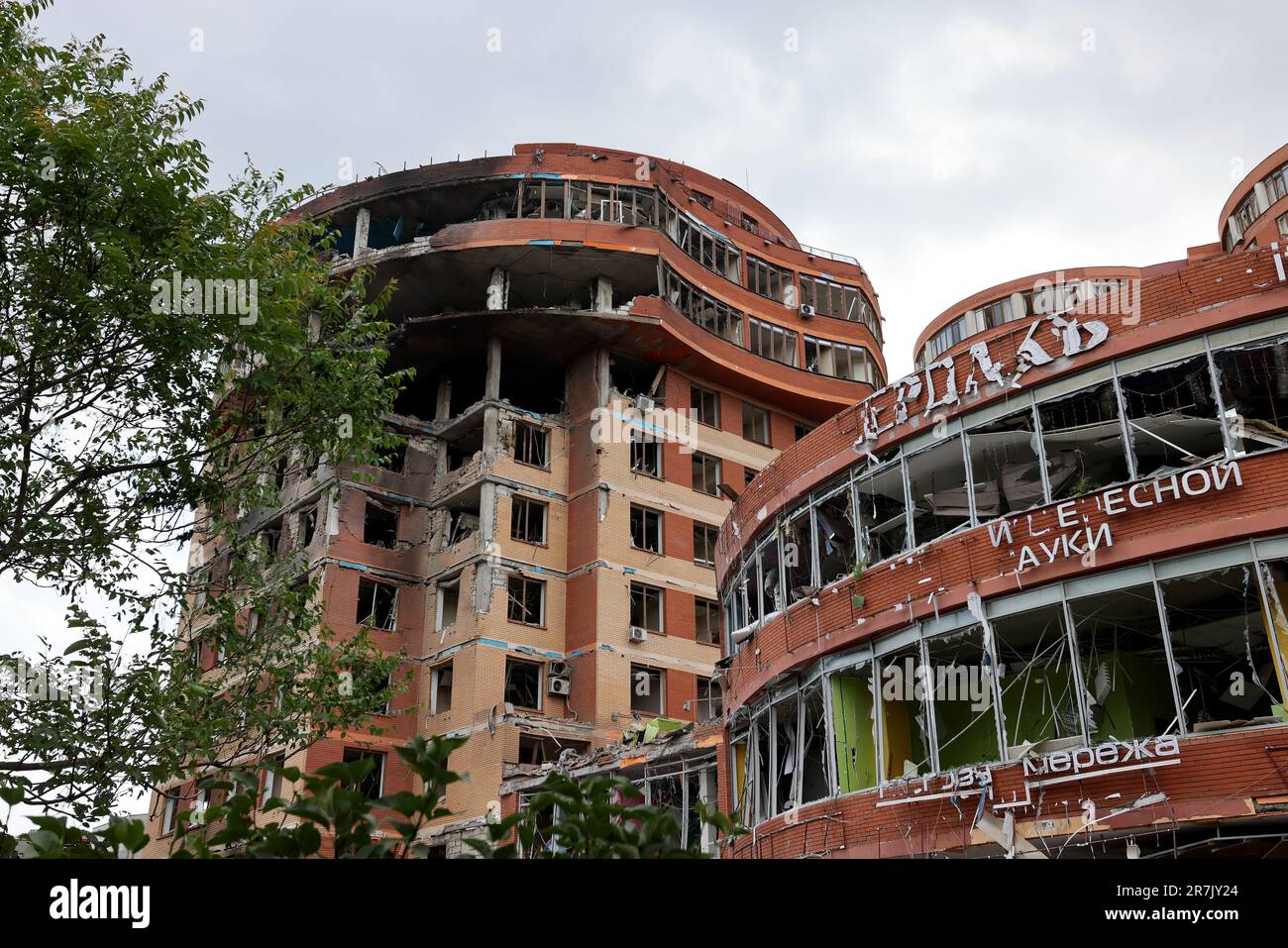 ODESSA, UKRAINE - 14. Juni 2023: Krieg zwischen der Ukraine und Russland. Mantelfragmente haben das Business Center und die Wohngebäude beschädigt. Beschädigte Fassade Stockfoto