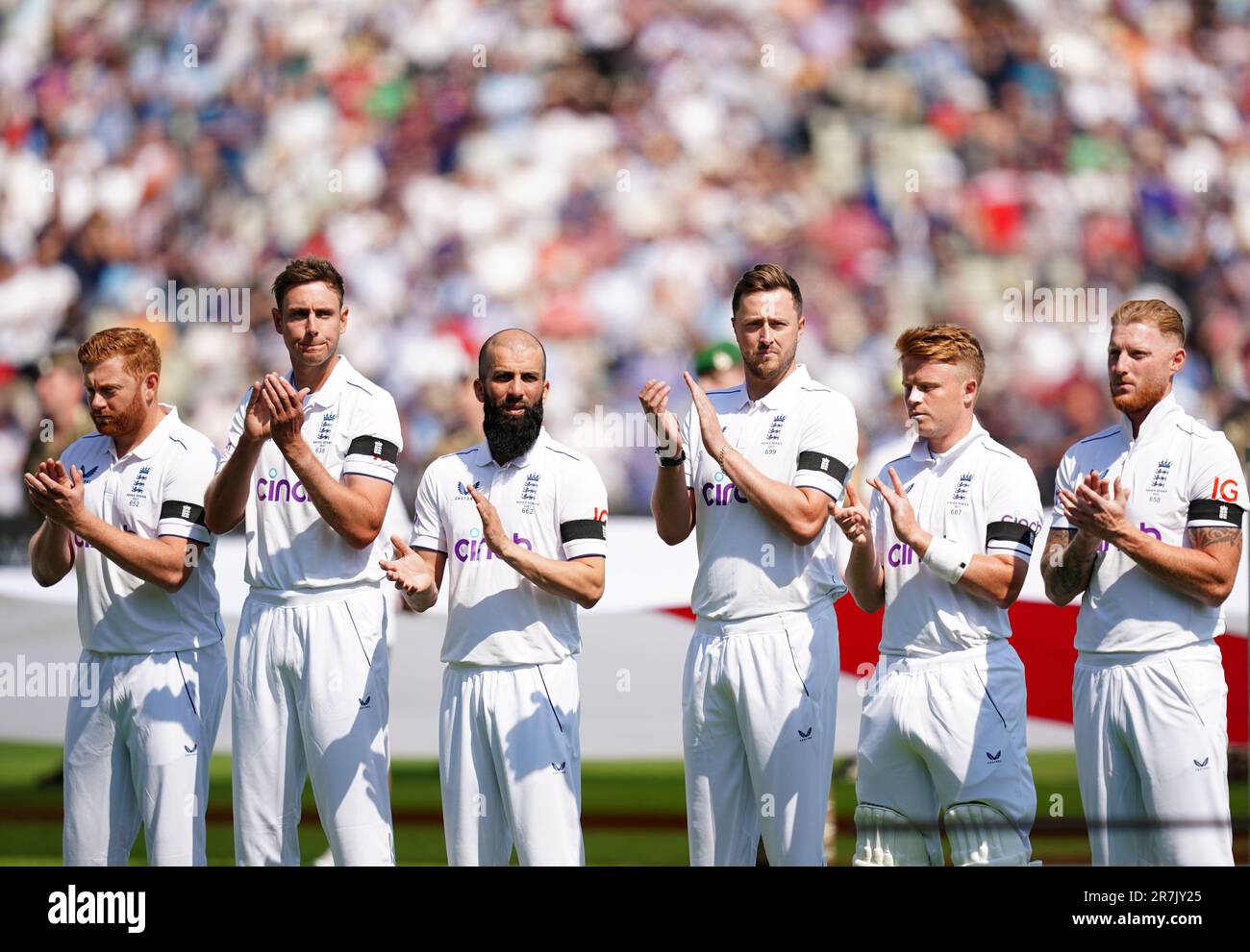Englands Jonny Bairstow, Stuart Broad, Moeen Ali, Ollie Robinson, Ollie Pope und Ben Stokes (links-rechts) tragen schwarze Armbänder zum Gedenken an Grace O'Malley-Kumar, Barnaby Webber und Ian Coates - die alle am Dienstag in Nottingham tödlich erstochen wurden - vor dem ersten Ashes-Testspiel in Edgbaston, Birmingham. Foto: Freitag, 16. Juni 2023. Stockfoto