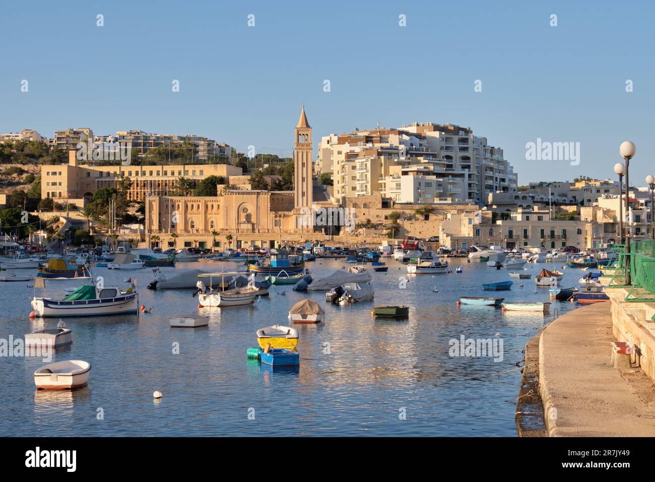 Ein natürlicher Hafen zwischen Zonqor Point und St. Thomas Bay - Marsaskala, Malta Stockfoto