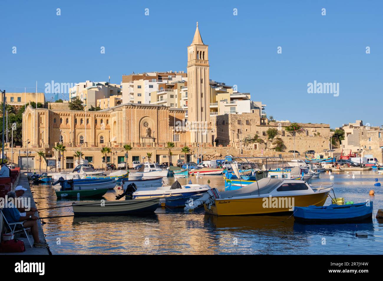 Blick über den Hafen nach St. Anne's Church - Marsaskala, Malta Stockfoto