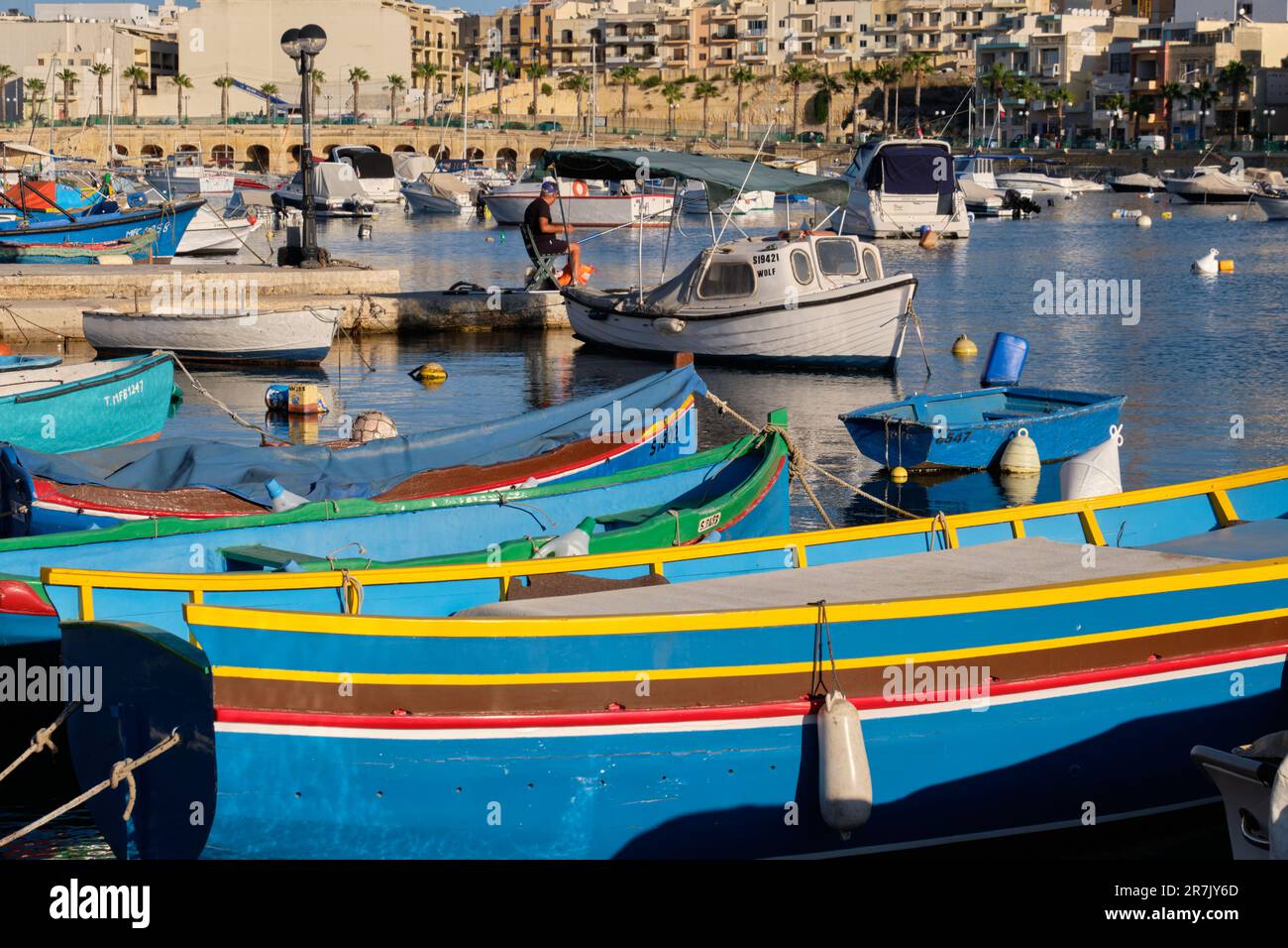 Farbenfrohe Fischerboote im Hafen - Marsaskala, Malta Stockfoto