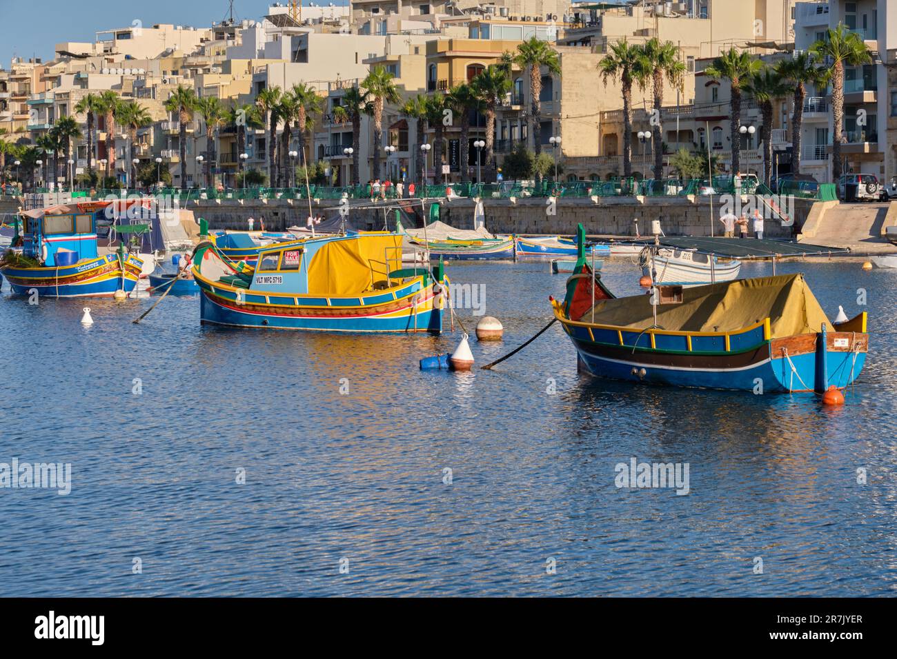 Farbenfrohe traditionelle maltesische Fischerboote im Hafen - Marsaskala, Malta Stockfoto