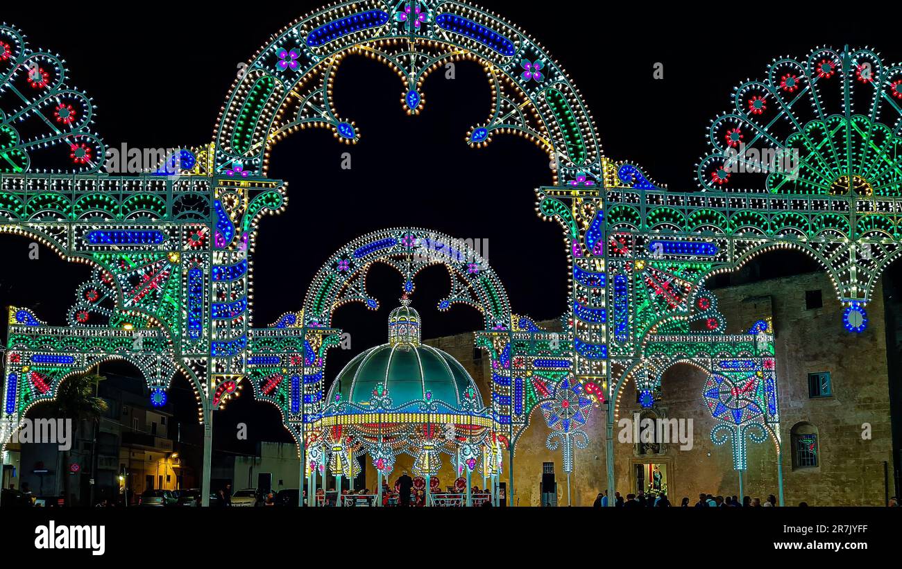 Festmahl von St. Antonius in Tricase. Mit den typischen Lichtern von Salento Stockfoto