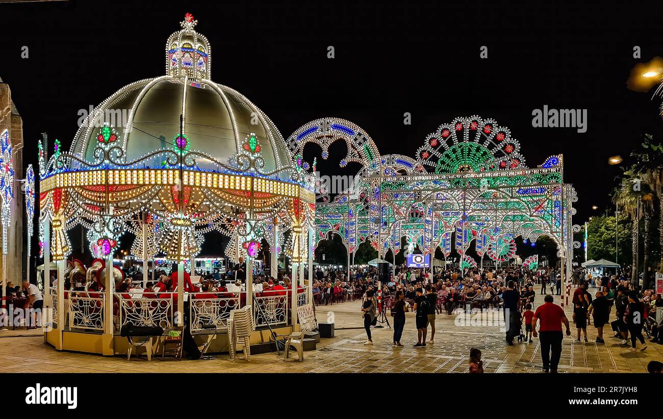 Festmahl von St. Antonius in Tricase. Mit den typischen Lichtern von Salento Stockfoto