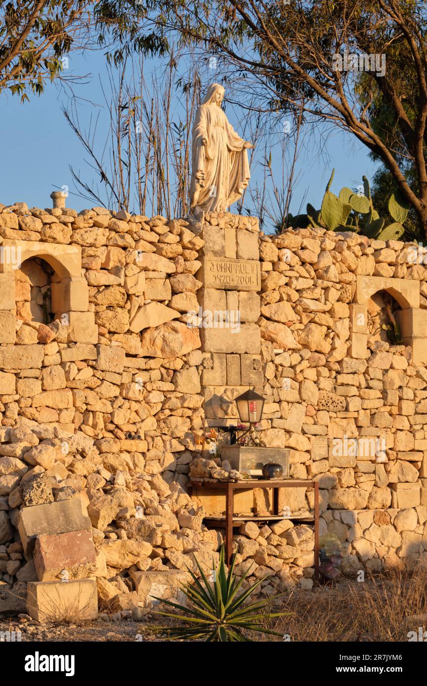 Schrein für Johannes Paul II. In einer trockenen Steinmauer zwischen Marsaskala und Marsaxlokk - Malta Stockfoto