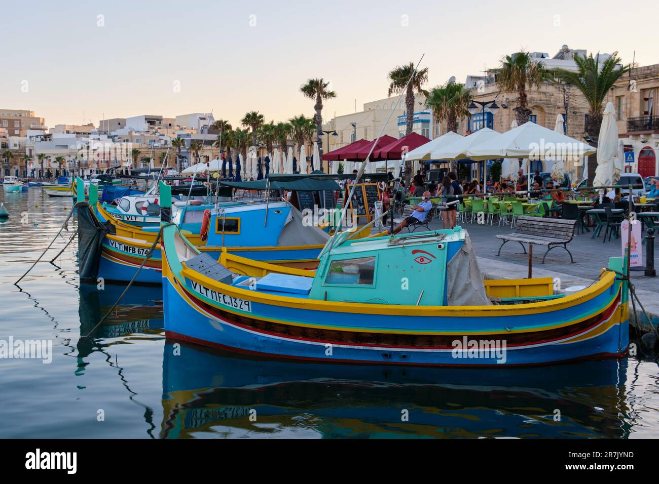 Farbenfrohe Fischerboote im Hafen - Marsaxlokk, Malta Stockfoto