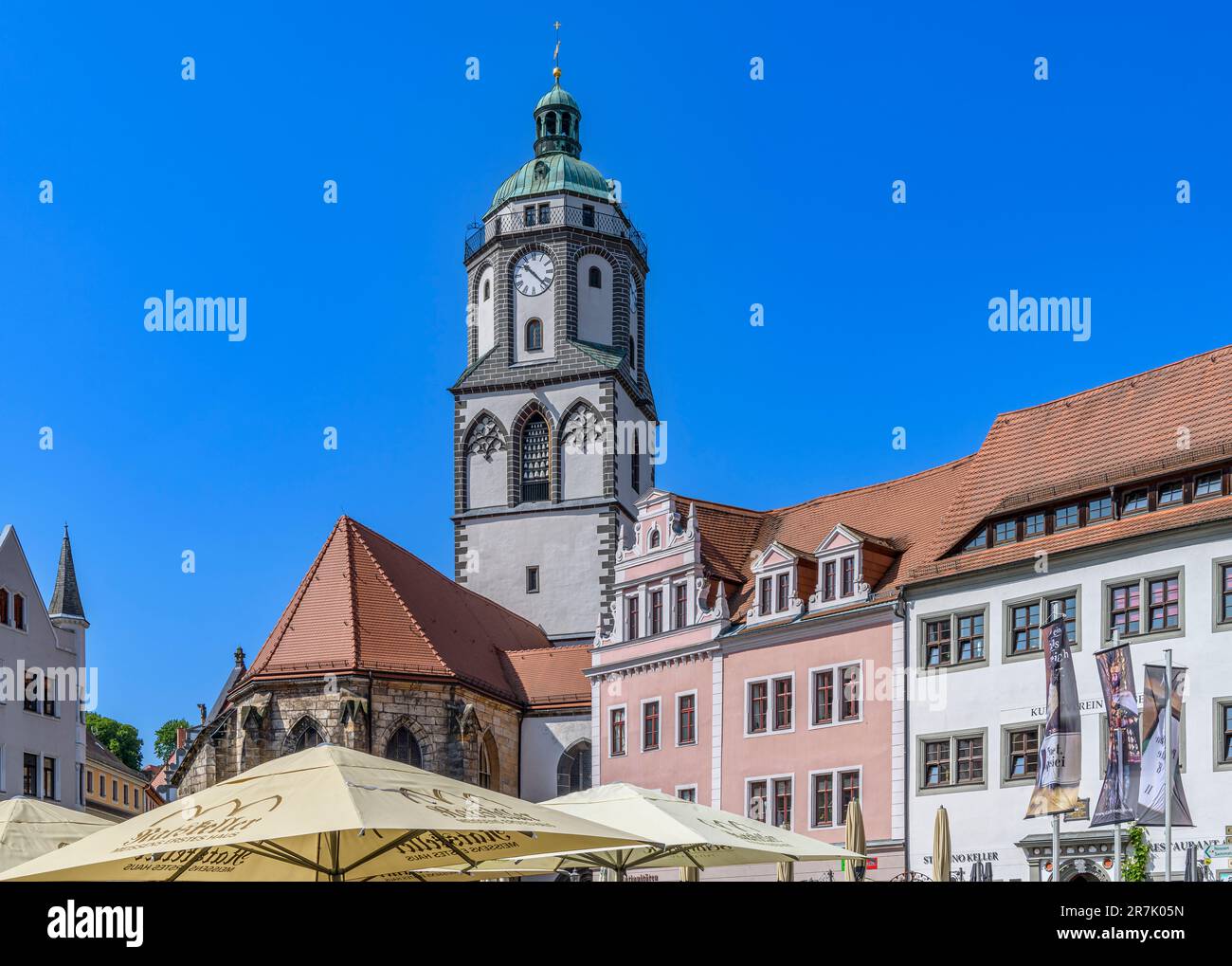 Die schöne Altstadt Meissen bei Dresden im Freistaat Sachsen. An einem perfekten Sommertag mit hellblauem Himmel aufgenommen. Stockfoto