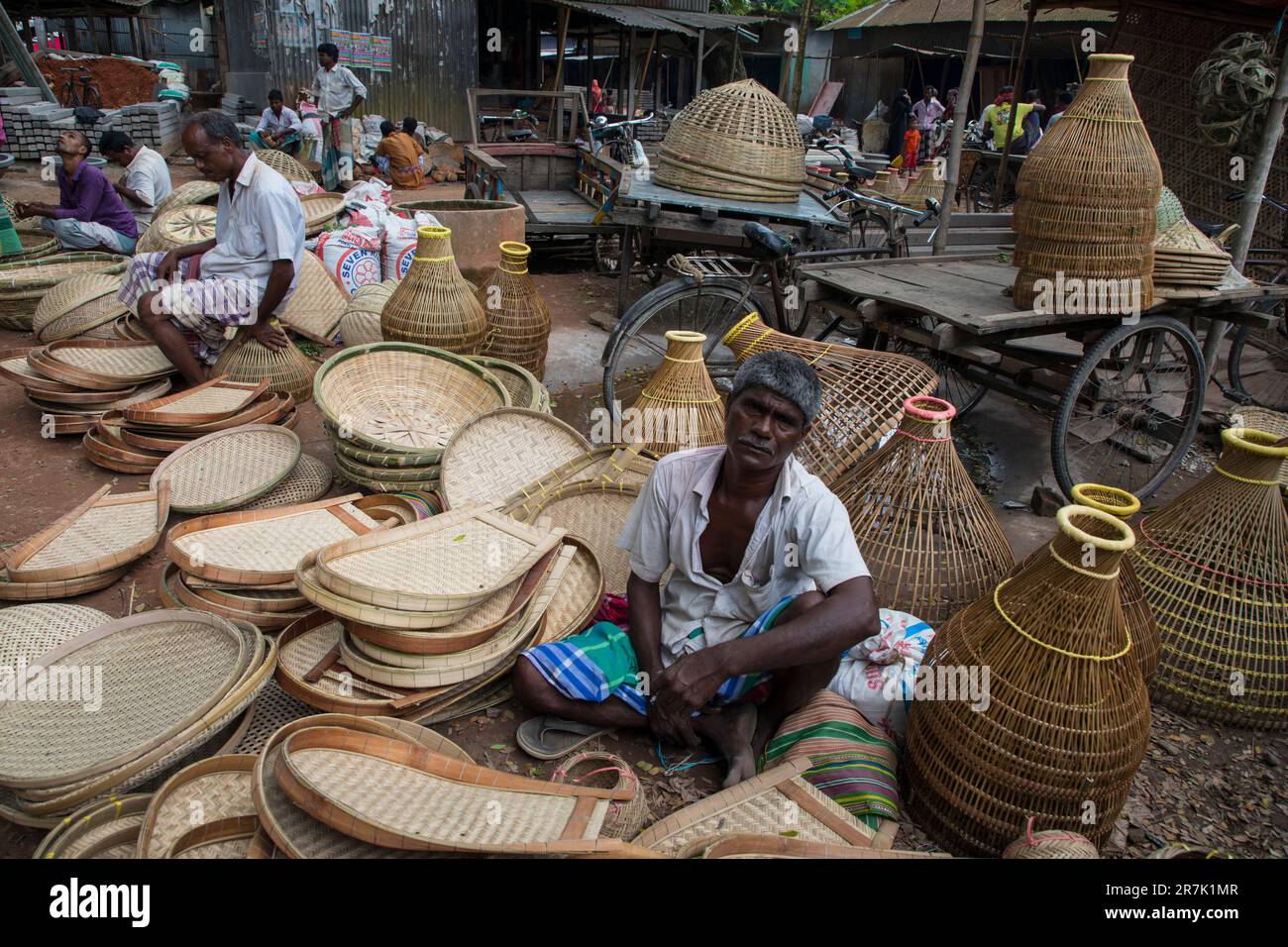 Bambusprodukte werden bei Ghior Bazar in Manikganj, Bangladesch, ausgestellt und verkauft Stockfoto