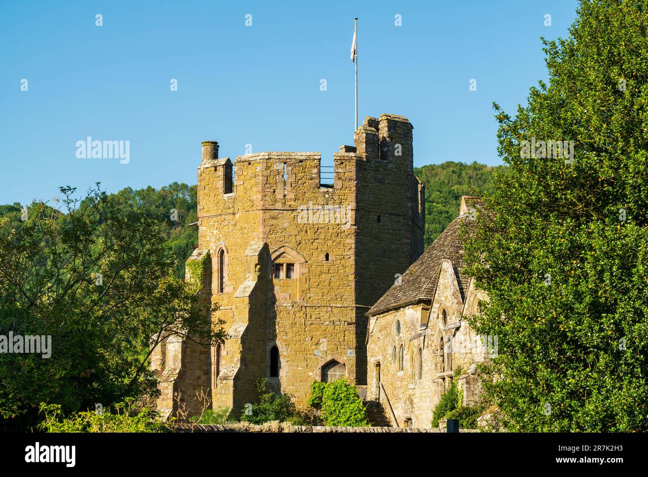 Craven Arms, Shropshire, Großbritannien - Juni 14. 2023: The South Tower at Stokesay Castle, in Shropshire, Großbritannien, an einem Morgen mit blauem Himmel im Juni Stockfoto