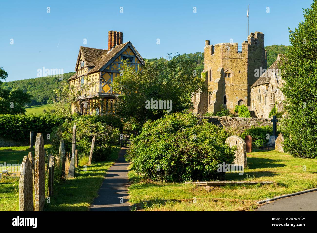 Craven Arms, Shropshire, Vereinigtes Königreich - Juni 14. 2023: Stokesay Castle, in Shropshire, Vereinigtes Königreich von den benachbarten Kirchengrundstücken an einem Morgen mit blauem Himmel Stockfoto