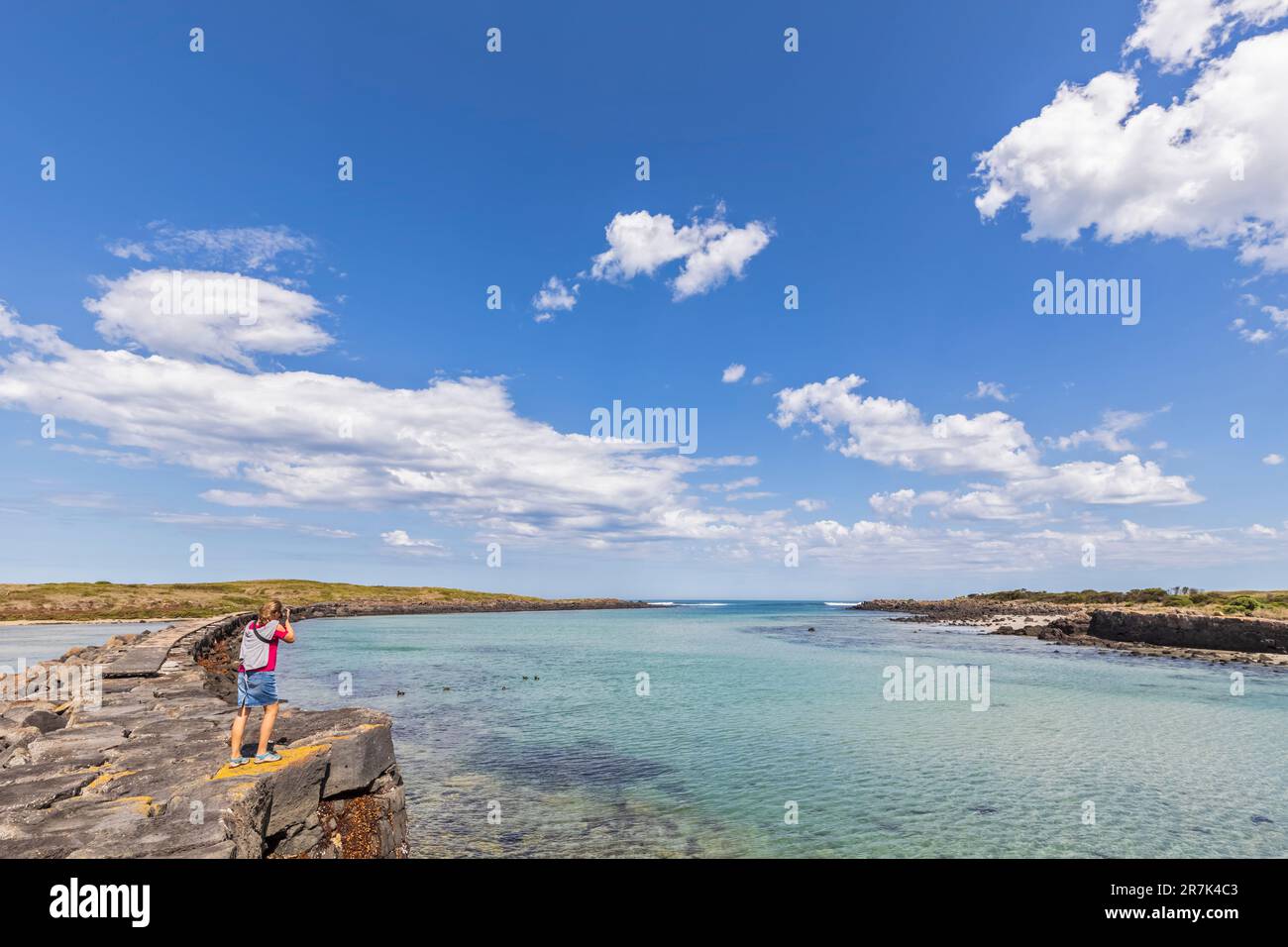 Australien, Victoria, Port Fairy, weibliche Touristen, die Fotos im Port Fairy Küstenschutzgebiet machen Stockfoto