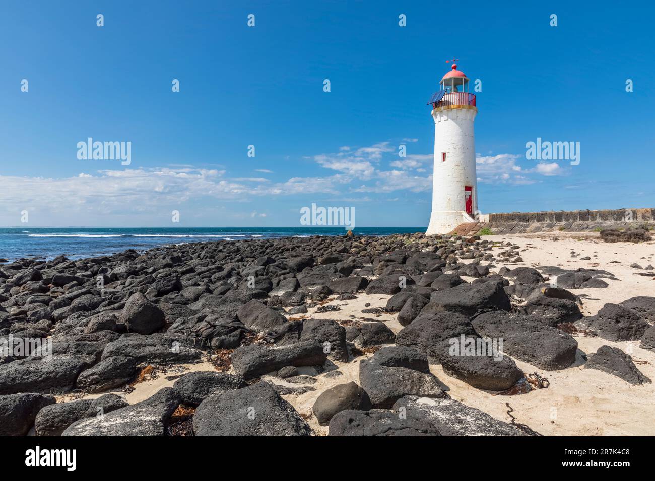 Australien, Victoria, Port Fairy, Rocky Beach und Port Fairy Lighthouse im Sommer Stockfoto