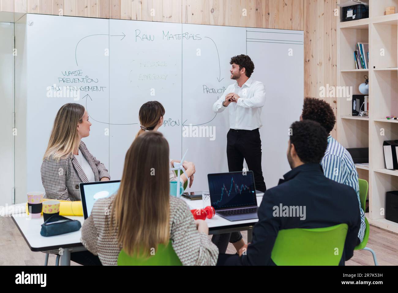 Geschäftsmann hält eine Präsentation vor Kollegen im Amt Stockfoto