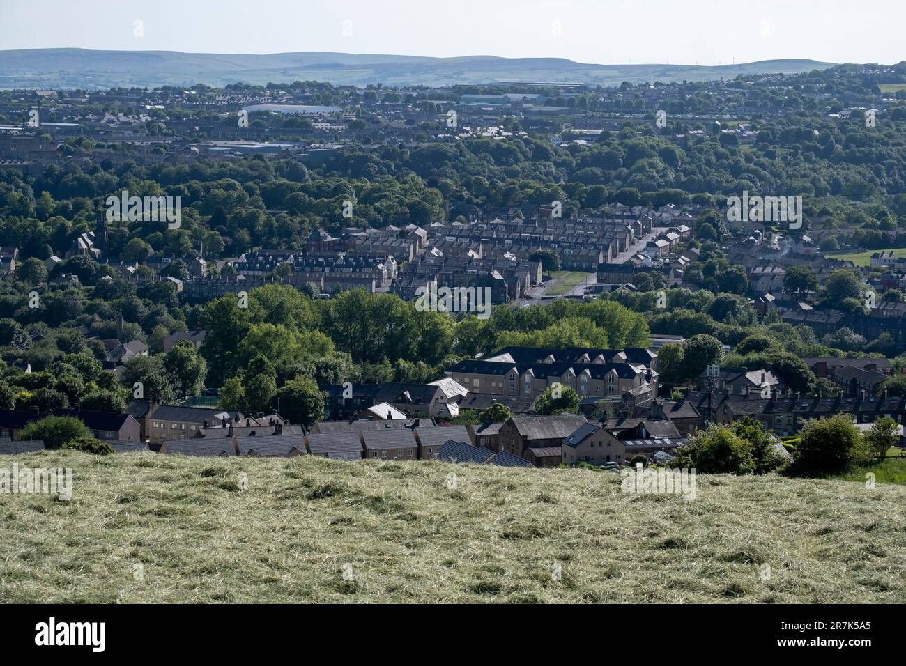 Erhöhte Aussicht auf das Stadtzentrum von und in Richtung der umliegenden Landschaft am 3. Juni 2023 in Halifax, Großbritannien. Halifax ist eine Stadt im Stadtteil Calderdale in West Yorkshire und war während der industriellen Revolution eine florierende Mühlenstadt. Während die Stadt heute in einigen Gebieten positive Anzeichen für eine Erneuerung zeigt, hat der Konjunkturabschwung im Vereinigten Königreich und andere Faktoren der jüngsten Zeit zu Anzeichen einer einst wohlhabenden Stadt geführt, die derzeit wirtschaftlich kämpft. Stockfoto