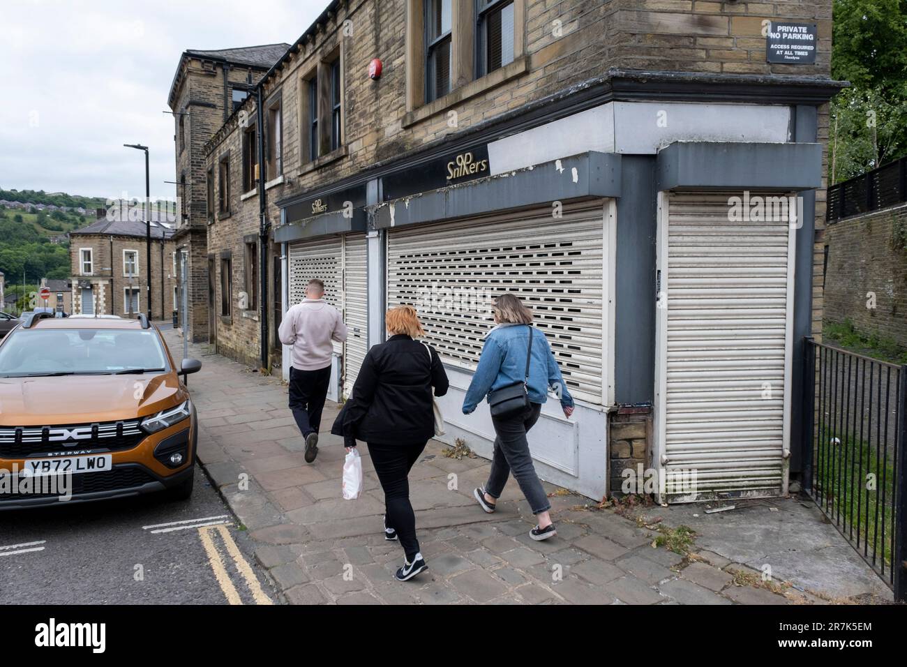 Schließung des Friseurgeschäfts im Stadtzentrum am 6. Juni 2023 in Halifax, Vereinigtes Königreich. Halifax ist eine Stadt im Stadtteil Calderdale in West Yorkshire und war eine blühende Mühlenstadt. Aber die Dinge waren in den letzten Jahren für kleine Unternehmen schwierig, insbesondere jetzt mit der anhaltenden Krise der Lebenshaltungskosten und dem zunehmenden finanziellen Druck, der zu einem Rückgang der Realeinkommen führte. Dies ist zum Teil auf einen Anstieg der Inflation im Vereinigten Königreich sowie auf die wirtschaftlichen Auswirkungen von Auslandsangelegenheiten zurückzuführen. Stockfoto