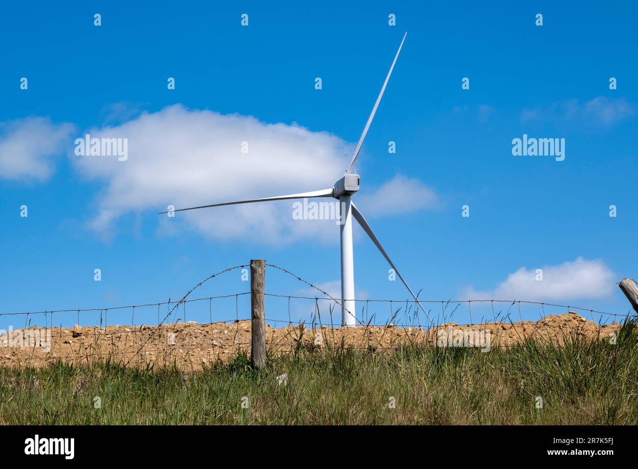 Windturbinen am Ovenden Moor in West Yorkshire am 5. Juni 2023 in Ogden bei Halifax, Vereinigtes Königreich. Die Windfarm Ovenden Moor ist ein Windkraftwerk nördlich von Halifax in West Yorkshire, das 1993 mit 23 Turbinen eröffnet wurde. Sie sind immer wieder kritisiert und beanstandet worden. Stockfoto