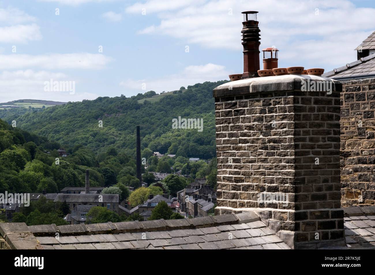 Szene alter Industriemühlengebäude von oben am 7. Juni 2023 in der Hebden Bridge, Großbritannien. Im 19. Und 20. Jahrhundert wurde die Stadt aufgrund der großen Menge an Textilien, die in den Mühlen hergestellt wurden, als Hosenstadt bekannt. Die Lage der Hebdens im Tal mit Wasserwegen und den nahegelegenen Wollmärkten machte es zu einem idealen Ort für die Textilherstellung. Die Hebden Bridge ist eine Marktstadt im Upper Calder Valley in West Yorkshire. In den 1970er und 1980er Jahren kam es in der Stadt zu einem Zustrom von Künstlern, Kreativen und alternativen Praktizierenden sowie Grün- und Neuzeitaktivisten. In letzter Zeit, Reichtum Stockfoto