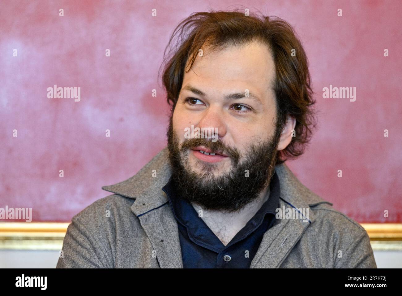 Prag, Tschechische Republik. 16. Juni 2023. Der tschechische Dirigent Petr Popelka nimmt am 16. Juni 2023 an der Pressekonferenz der Staatsoper für die Aufführung der Lieder des österreichischen Komponisten Arnold Schönberg in Prag Teil. Die Staatsoper wird die Oper im Rahmen ihrer Serie Musica non grata aufführen, die das Erbe der verfolgten Künstler wiederbelebt. Kredit: VIT Simanek/CTK Photo/Alamy Live News Stockfoto