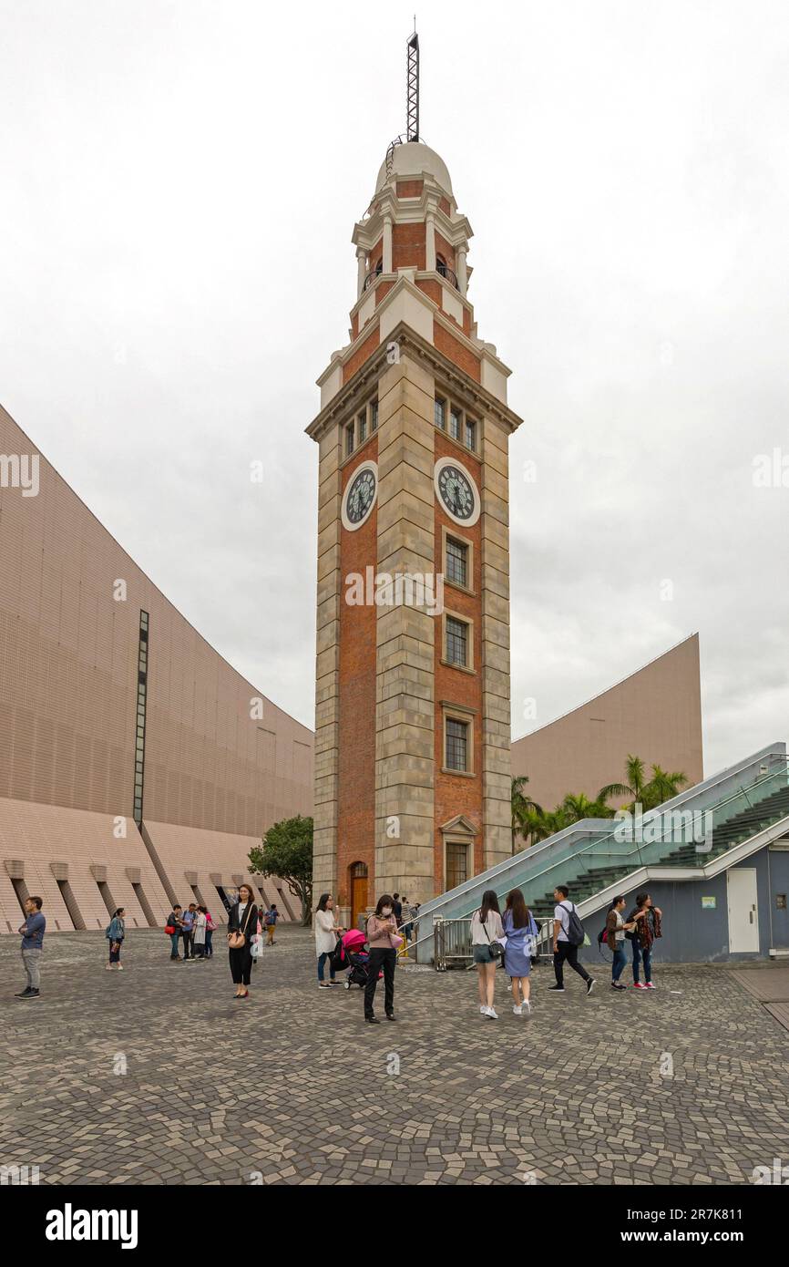 Hongkong, China - 27. April 2017: Wenige Touristen rund um das ehemalige Wahrzeichen des Kowloon Canton Railway Clock Tower im Frühling. Stockfoto