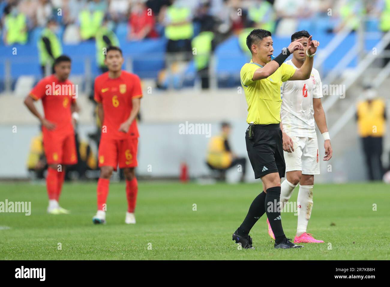 Dalian, Chinas Provinz Liaoning. 16. Juni 2023. Schiedsrichter Tanimoto Ryo bestätigt ein Ziel Chinas, nachdem er den VAR-Monitor während eines internationalen Fußballfreundschafts zwischen China und Myanmar in Dalian, Nordostchina, Liaoning Province, am 16. Juni 2023 überprüft hat. Kredit: Pan Yulong/Xinhua/Alamy Live News Stockfoto