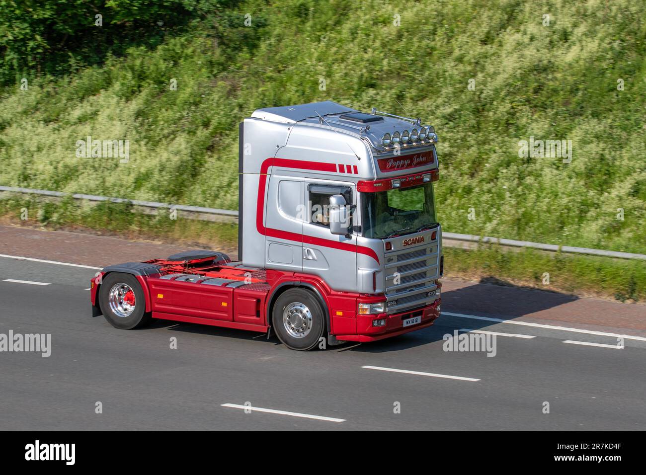 Pappys John Haulage Logistics, SCANIA 124 L 470 auf der Autobahn M6, Großbritannien Stockfoto