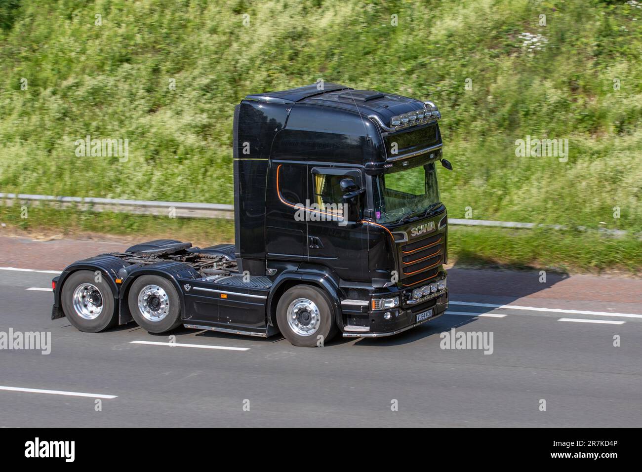 2014 Black SCANIA 16400 cm3 Zugmaschine; Fahrt auf der Autobahn M6 in Greater Manchester, Großbritannien Stockfoto