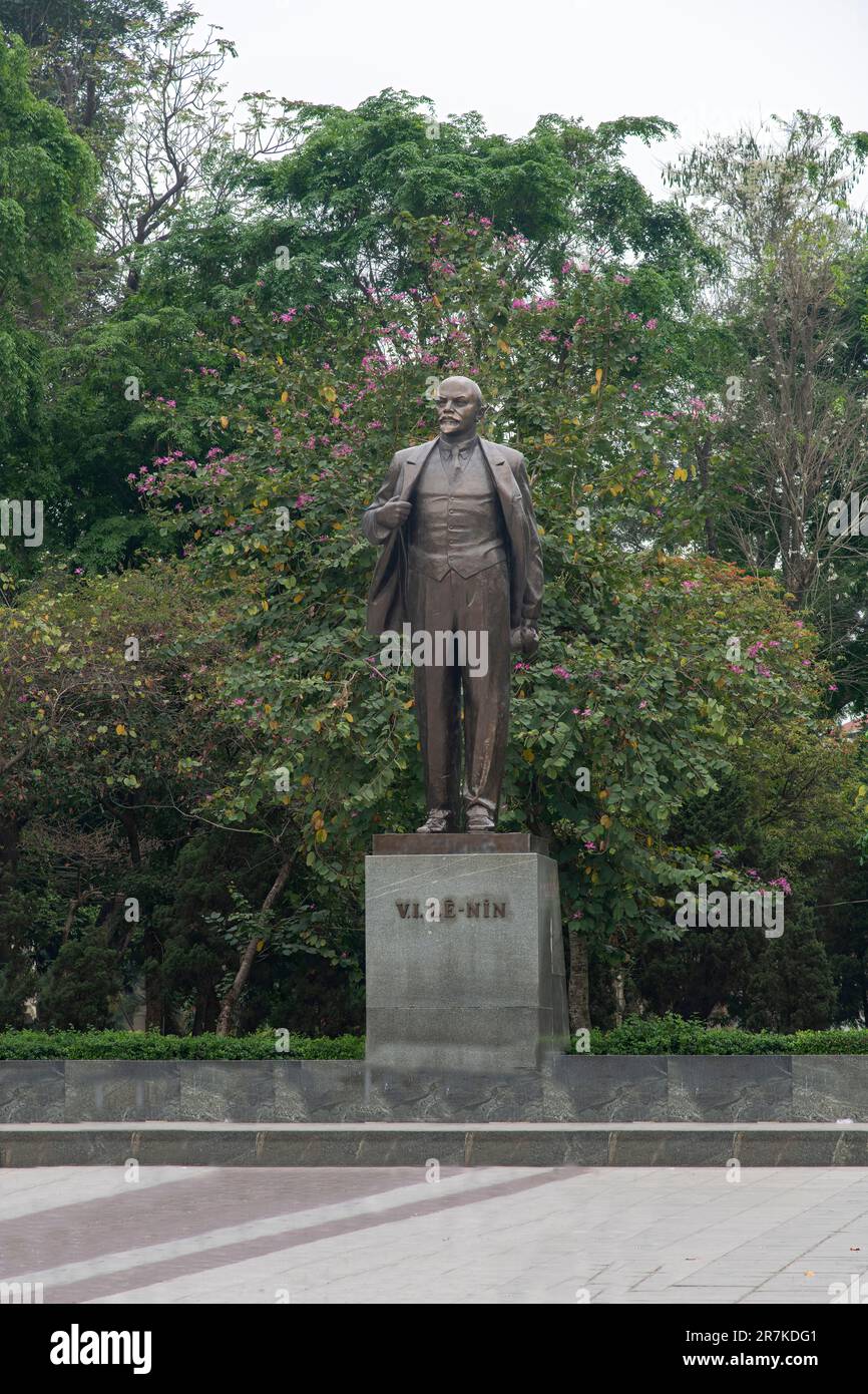 Hanoi, Vietnam-April 2023; Blick auf die Statue von Wladimir Lenin im Thong Nhat Park ein Geschenk zum 110. Geburtstag der ehemaligen Sowjetunion Stockfoto
