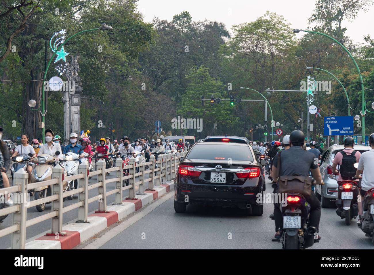 Hanoi, Vietnam-April 2023; Perspektive des Fahrers aus einer der geschäftigen Straßen der Stadt, die den ganzen Tag über mit Autos und Motorrollern überfüllt sind Stockfoto