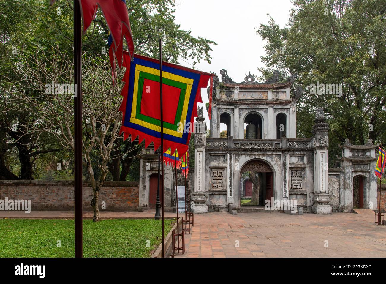 Hanoi, Vietnam-April 2023; Blick auf den Haupteingang des Tempels der Literatur, der Konfuzius und der Kaiserlichen Akademie gewidmet ist Stockfoto