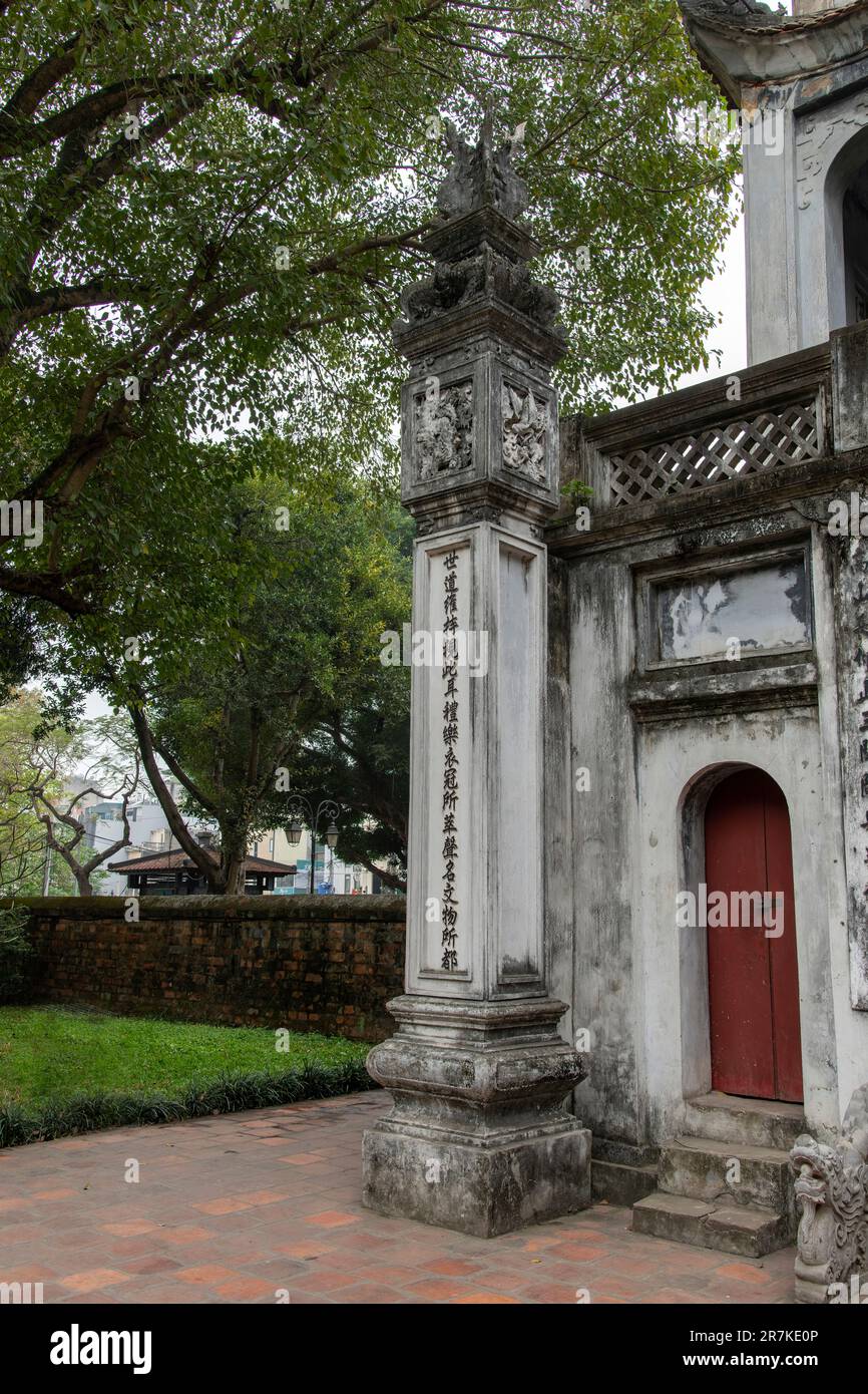 Hanoi, Vietnam-April 2023; Teilansicht des Haupteingangstors zum Tempel der Literatur, Hanoi, Vietnam, dem Konfuzius gewidmet Stockfoto