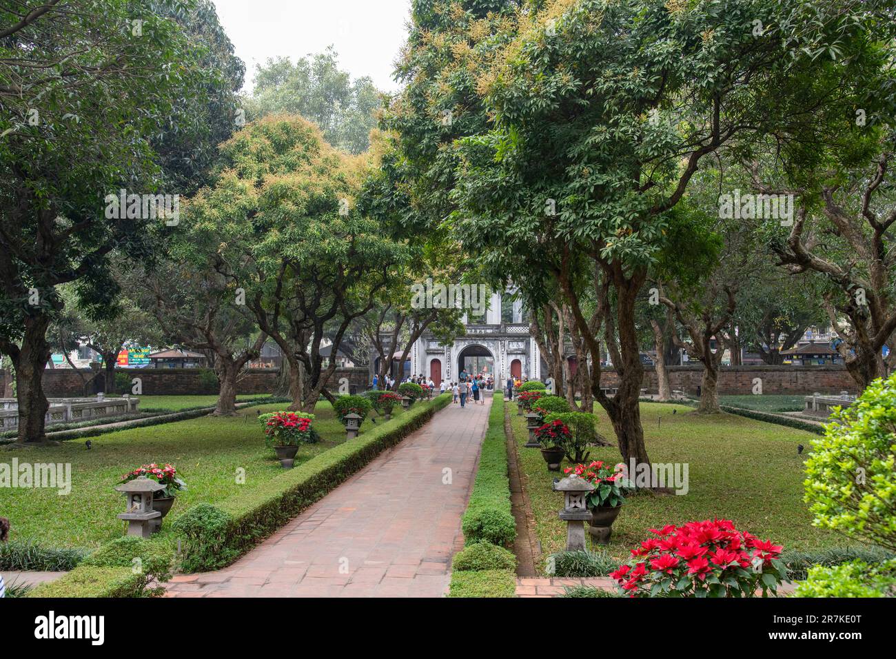 Hanoi, Vietnam-April 2023; Blick über den Garten des Haupteingangstors des dem Konfuzius und der kaiserlichen Akademie, Vietnam gewidmeten Literaturtempels Stockfoto