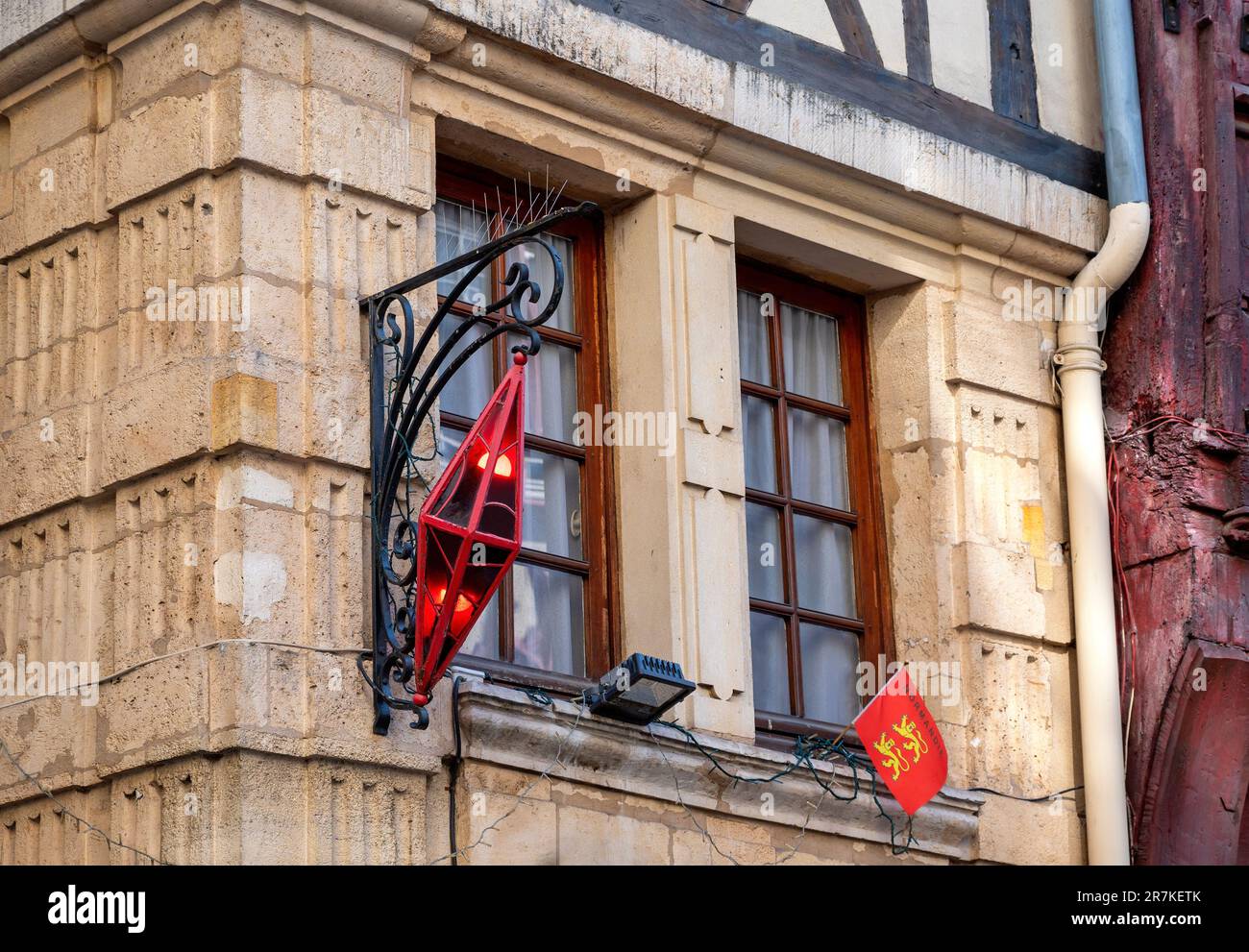 Beleuchtetes Wahrzeichen und Flagge der Normandie in einem historischen bürgerlichen Haus in der Stadt Rouen, Frankreich Stockfoto