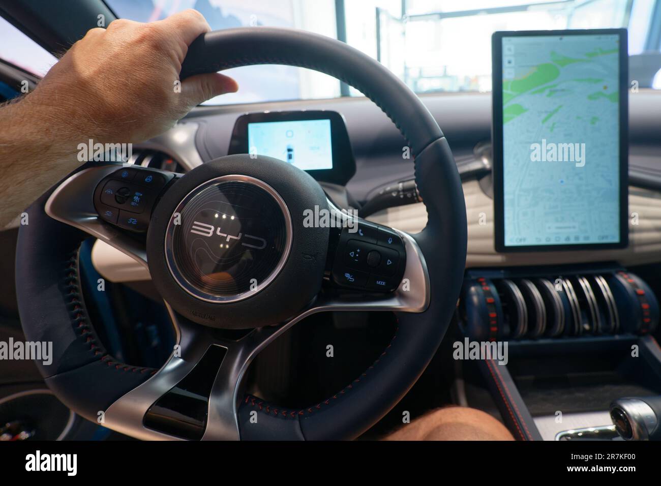 Stuttgart, Deutschland. 16. Juni 2023. Werfen Sie einen Blick in das Cockpit eines BYD Atto 3 im BYD Concept Store im Zentrum von Köln. Kredit: Henning Kaiser/dpa/Alamy Live News Stockfoto