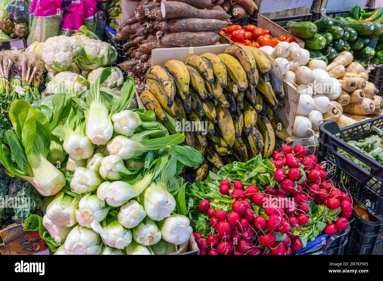 Große Auswahl an frischem Gemüse an einem Marktstand Stockfoto