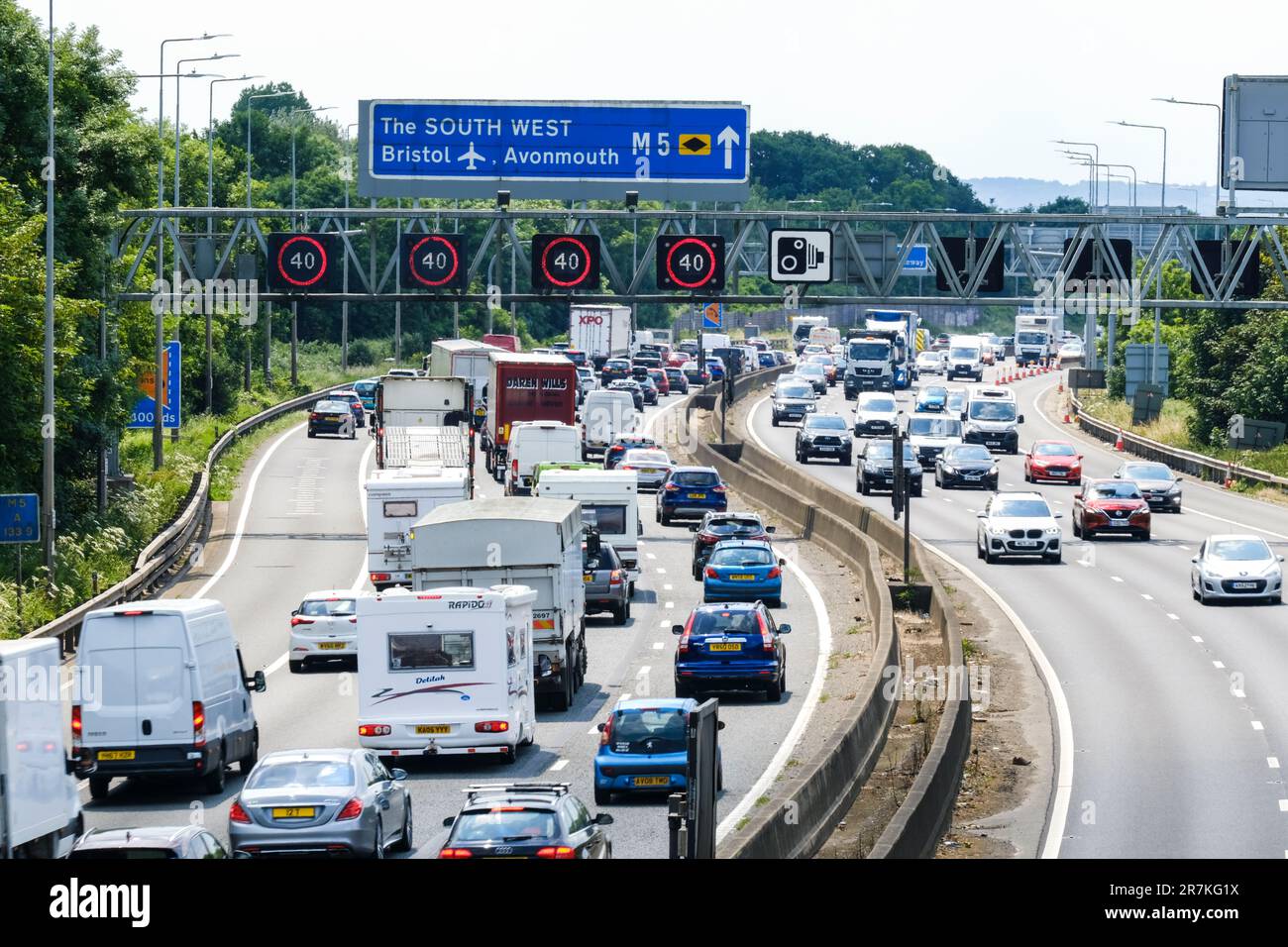 Bristol, Großbritannien. 16. Juni 2023. Heiß und sonnig auf der überfüllten Autobahn. Ein sonniger Wochenendausflug führt zu Staus auf der M5 zwischen den Abzweigungen 15/16 und 17. Highways England meldet Geschwindigkeiten in den 20er Jahren. Aufgrund des Verkehrsaufkommens, das am Wochenende in südlicher Richtung Richtung Richtung Devon und Cornwall verkehrt, gelten Geschwindigkeitsbeschränkungen für die Autobahn. Kredit: JMF News/Alamy Live News Stockfoto