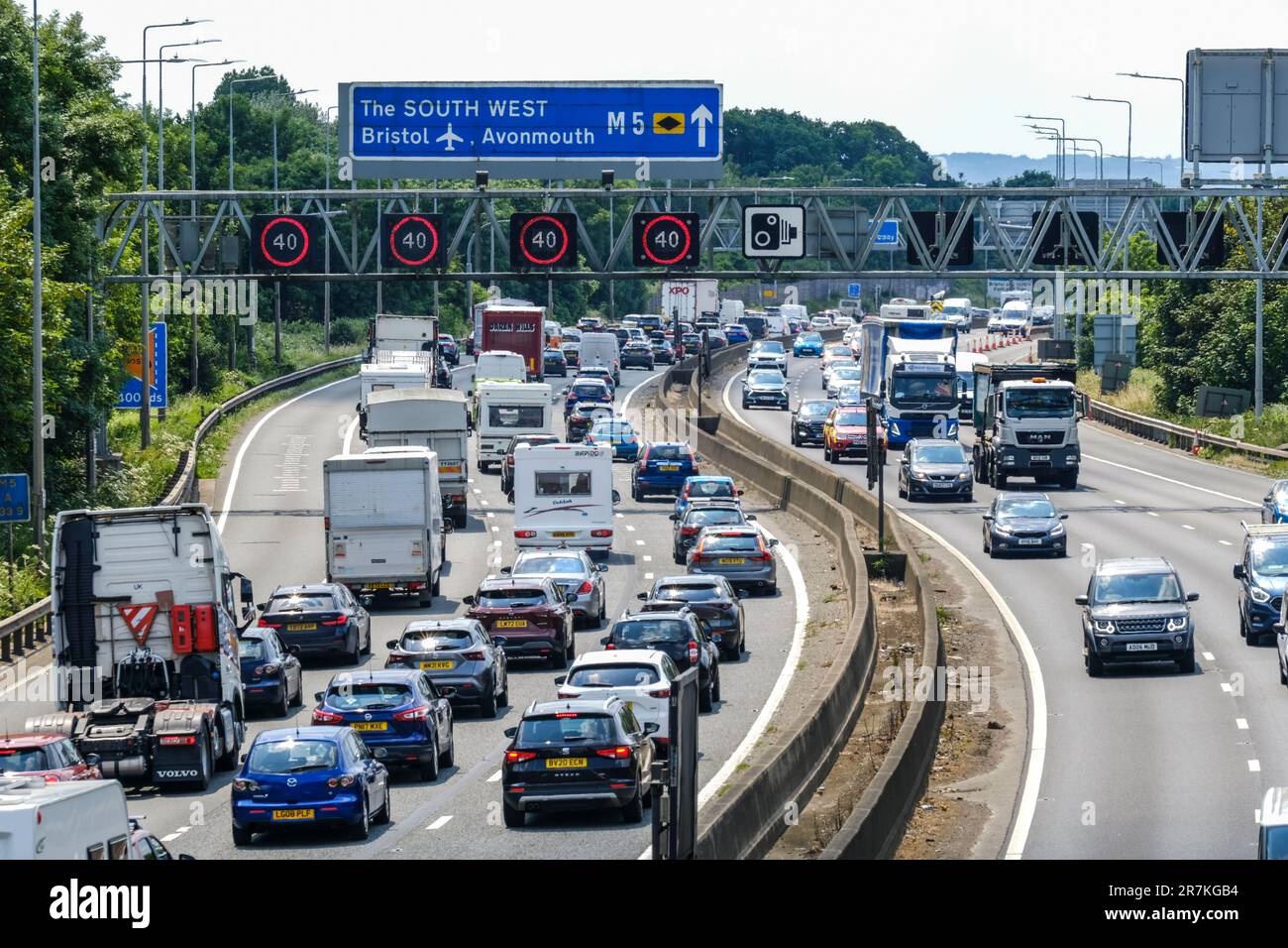 Bristol, Großbritannien. 16. Juni 2023. Heiß und sonnig auf der überfüllten Autobahn. Ein sonniger Wochenendausflug führt zu Staus auf der M5 zwischen den Abzweigungen 15/16 und 17. Highways England meldet Geschwindigkeiten in den 20er Jahren. Aufgrund des Verkehrsaufkommens, das am Wochenende in südlicher Richtung Richtung Richtung Devon und Cornwall verkehrt, gelten Geschwindigkeitsbeschränkungen für die Autobahn. Kredit: JMF News/Alamy Live News Stockfoto