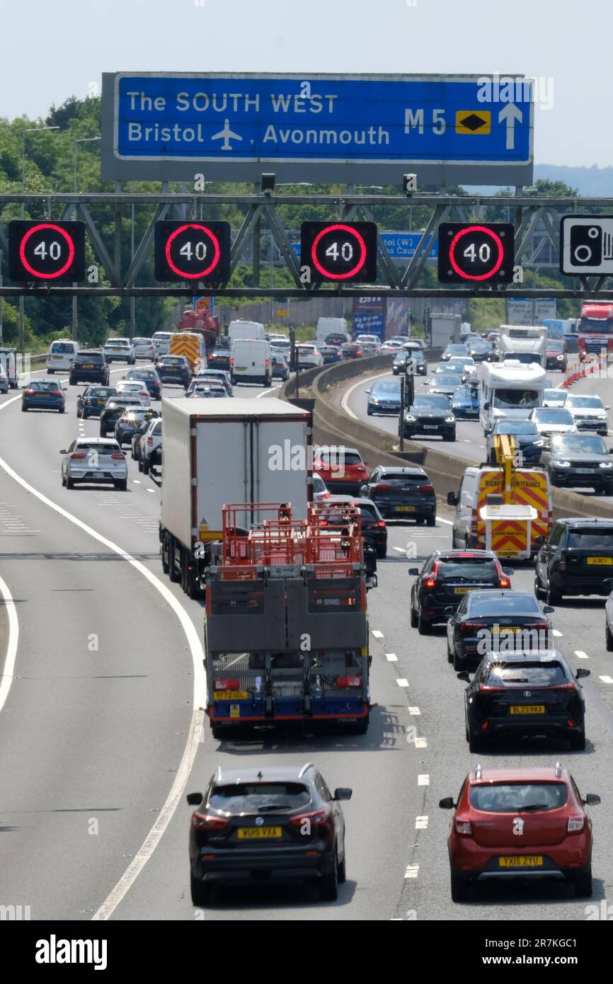Bristol, Großbritannien. 16. Juni 2023. Heiß und sonnig auf der überfüllten Autobahn. Ein sonniger Wochenendausflug führt zu Staus auf der M5 zwischen den Abzweigungen 15/16 und 17. Highways England meldet Geschwindigkeiten in den 20er Jahren. Aufgrund des Verkehrsaufkommens, das am Wochenende in südlicher Richtung Richtung Richtung Devon und Cornwall verkehrt, gelten Geschwindigkeitsbeschränkungen für die Autobahn. Kredit: JMF News/Alamy Live News Stockfoto