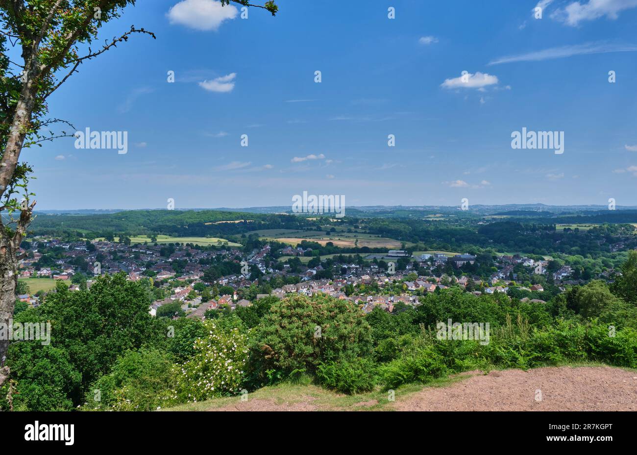 Blick über Kinver in Richtung Black Country und West Midlands von Kinver Edge, Kinver, Staffordshire Stockfoto