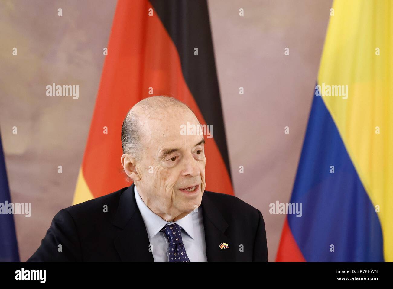 Berlin, Deutschland. 16. Juni 2023. Alvaro Leyva Duran, kolumbianischer Außenminister, spricht bei der Übergabe von zwei Masken, die der indigenen Gemeinschaft der Kogi aus der Sierra Nevada de Santa Marta in Kolumbien gehören, bei der Übergabe aus der Sammlung des Ethnologischen Museums der Nationalmuseen in Berlin. Kredit: Carsten Koall/dpa/Alamy Live News Stockfoto