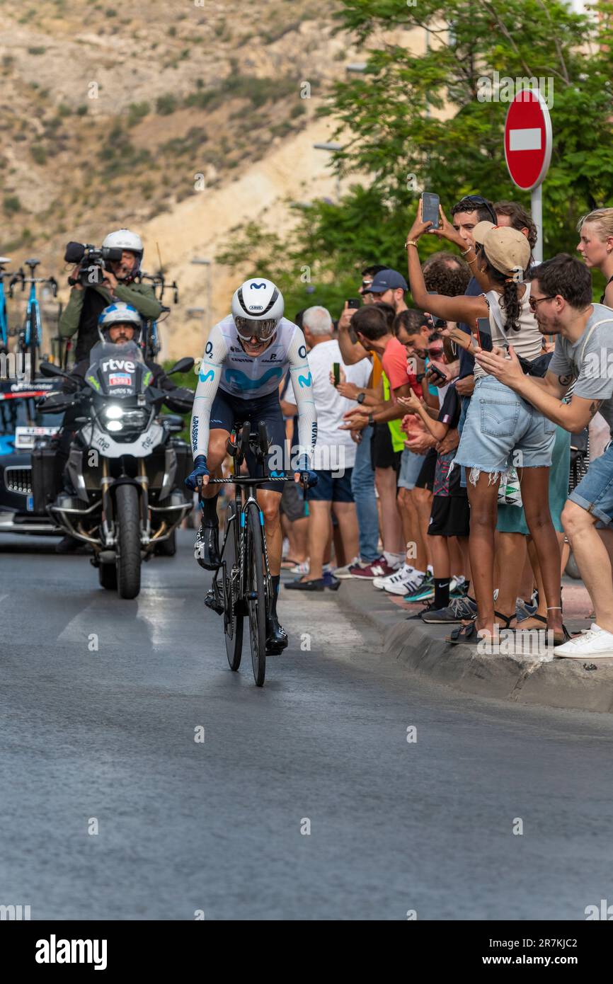 Alicante, Spanien - 08,30,2022 - Enric Mas vom spanischen Movistar-Team springt während der 77. Tour of Spain 2022, Phase 10 ein individueller Zeitversuch im Jahr 30,9km. Stockfoto