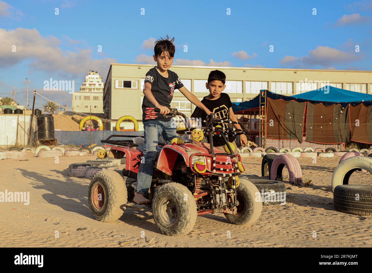 Gaza. 15. Juni 2023. Palästinensische Kinder reiten am Meer in Gaza-Stadt, 15. Juni 2023. Kredit: Rizek Abdeljawad/Xinhua/Alamy Live News Stockfoto