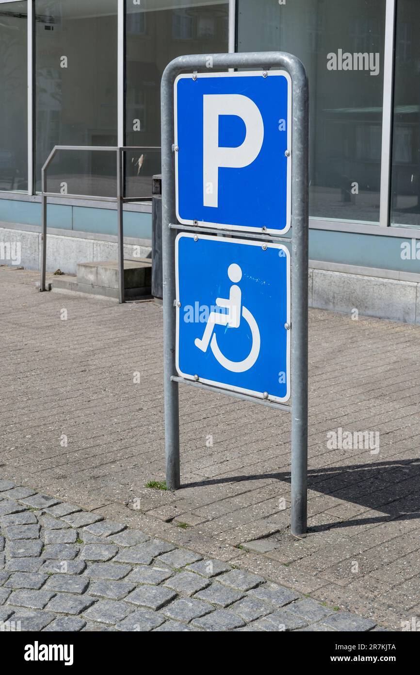 Parkplätze für Personen mit Gehschwierigkeiten Stockfoto