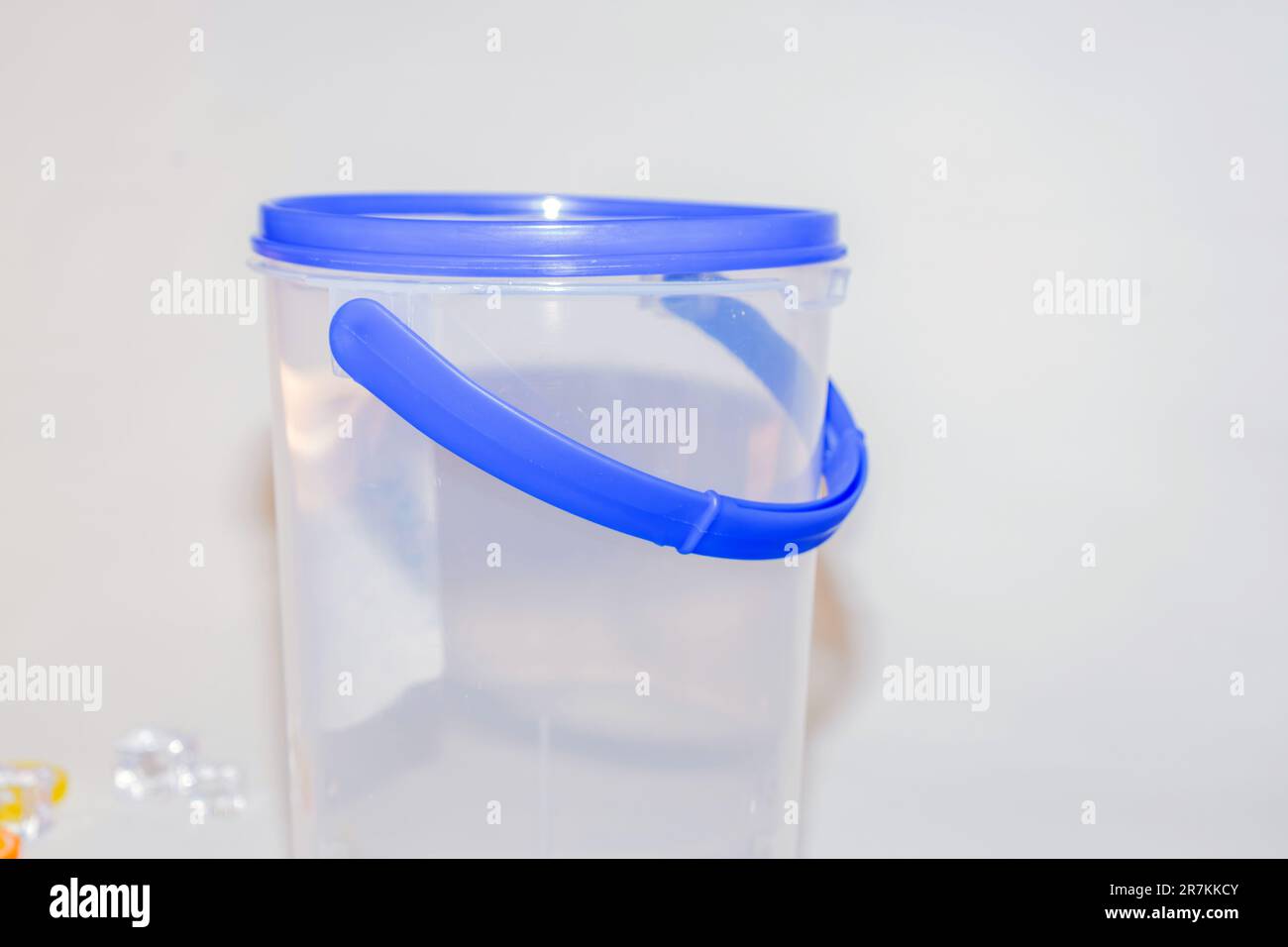 Der vielseitige blaue Kunststoffbehälter mit Deckel ist eine praktische und funktionale Aufbewahrungslösung für Ihre täglichen Anforderungen Stockfoto