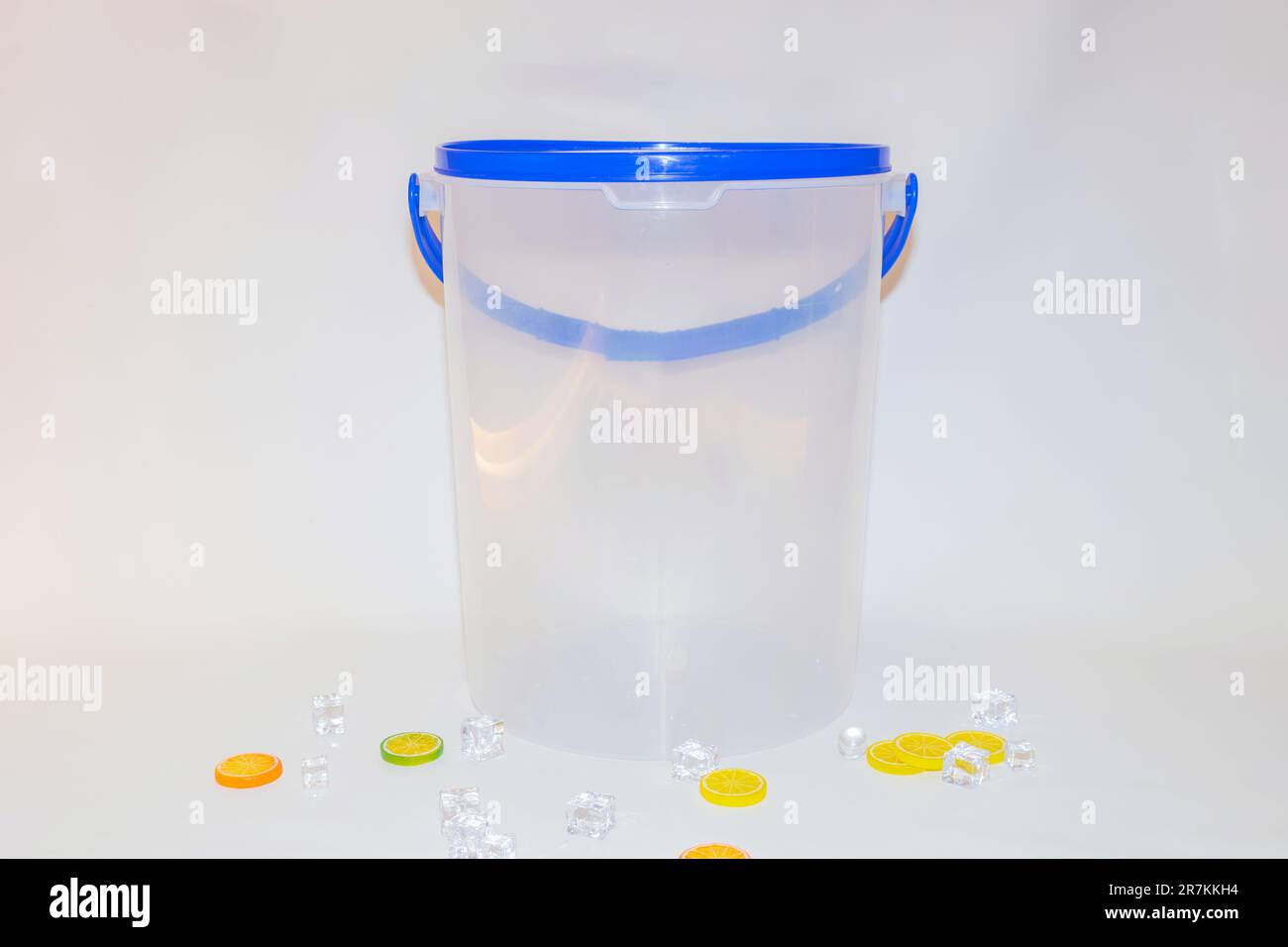 Der vielseitige blaue Kunststoffbehälter mit Deckel ist eine praktische und funktionale Aufbewahrungslösung für Ihre täglichen Anforderungen. Stockfoto