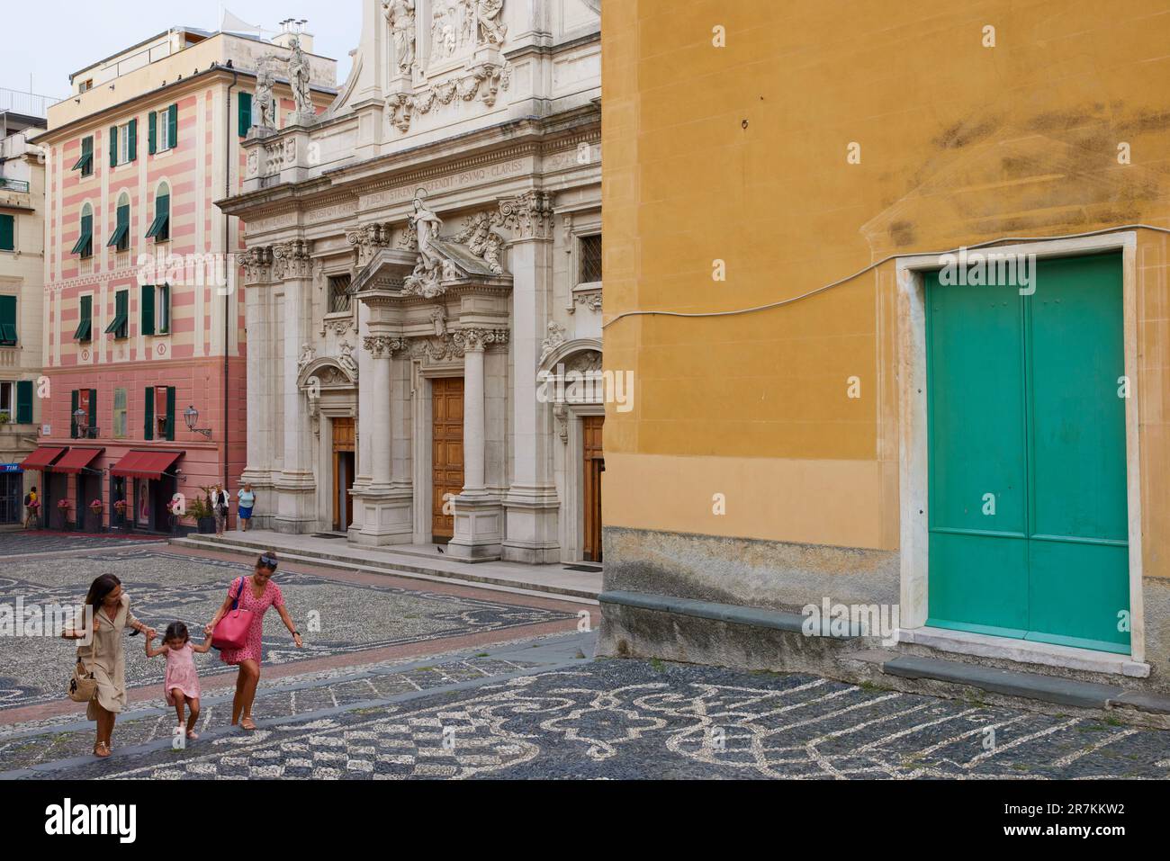 Menschen, die über die Piazza Sant'Ambrogio, Varazze, Ligurien, Italien spazieren Stockfoto