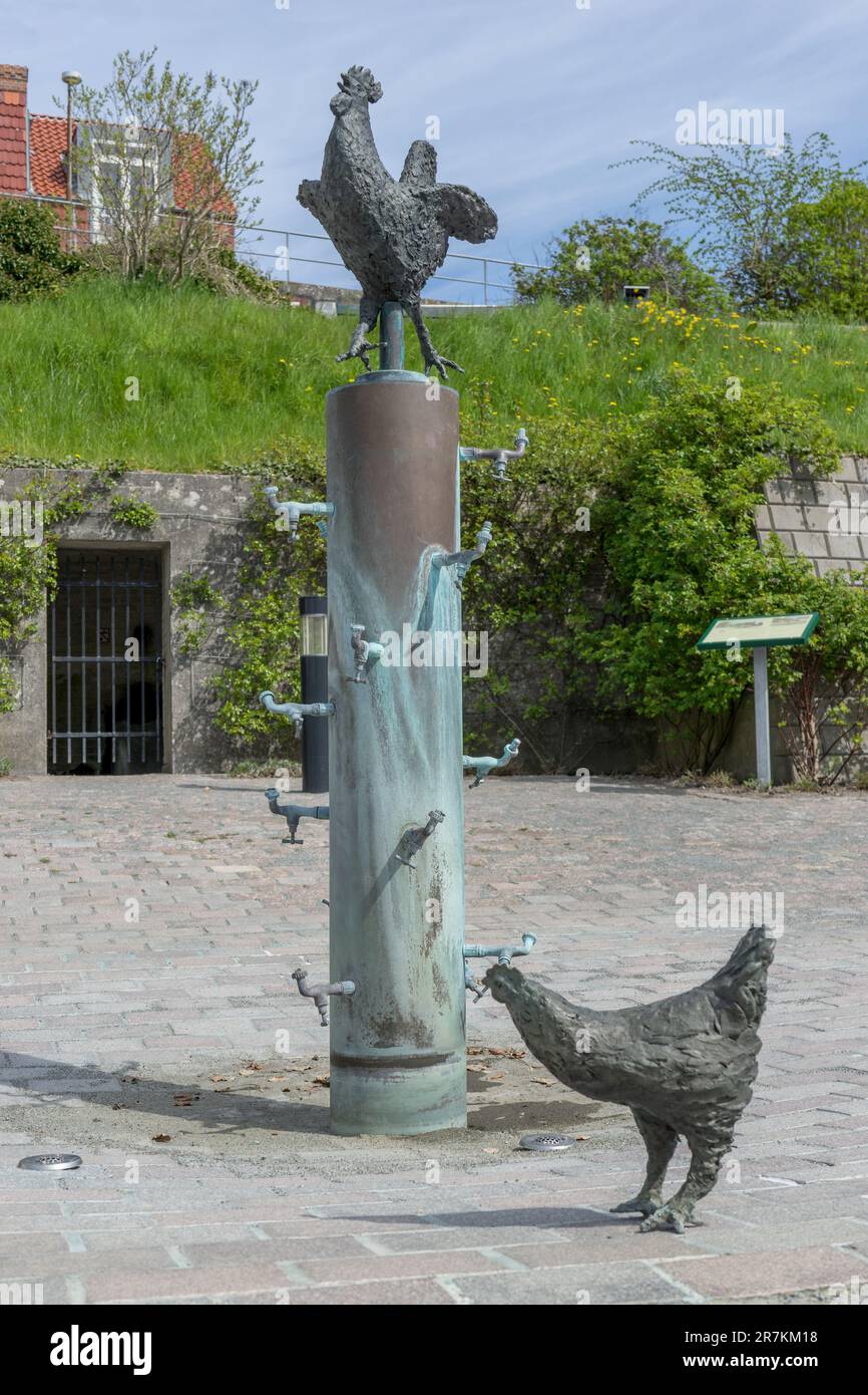 Bronzeskulptur mit Hahn und Hühnern Source Hønekilden in Sønderborg - Dänemark Stockfoto