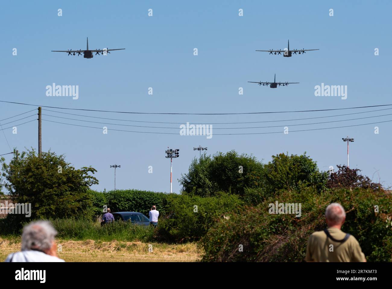 RAF Lockheed C-130 Hercules Transportflugzeuge Abschiedsflug von 3 Flugzeugen, die über RAF Mildenhall, Suffolk, Großbritannien fliegen. Bald werden die Flugzeuge in den Ruhestand genommen Stockfoto