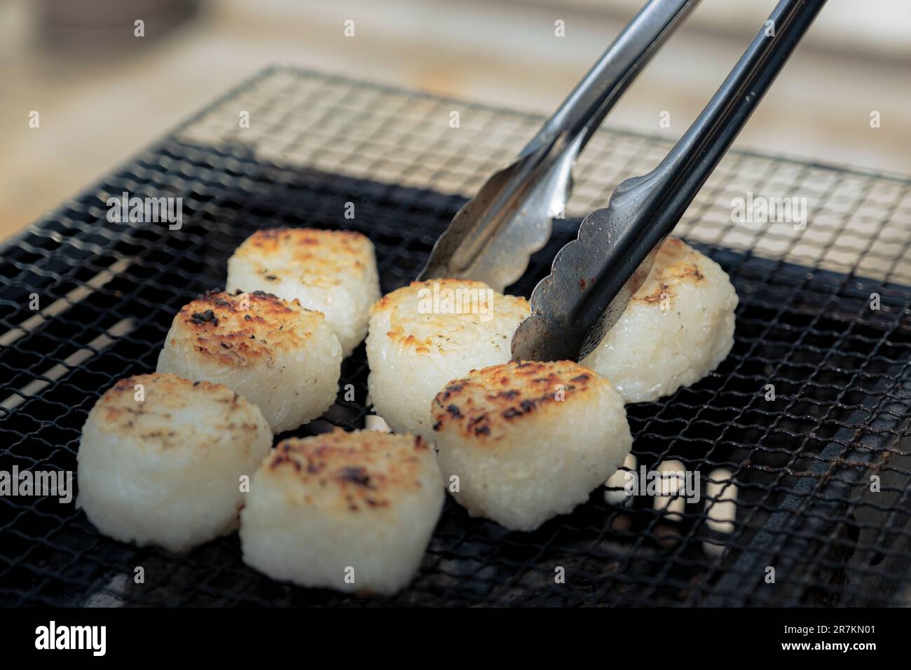 Yakionigiri alias Rice Ball bbq auf dem Holzkohlegrill an heißen, schönen Sommertagen in Japan Stockfoto