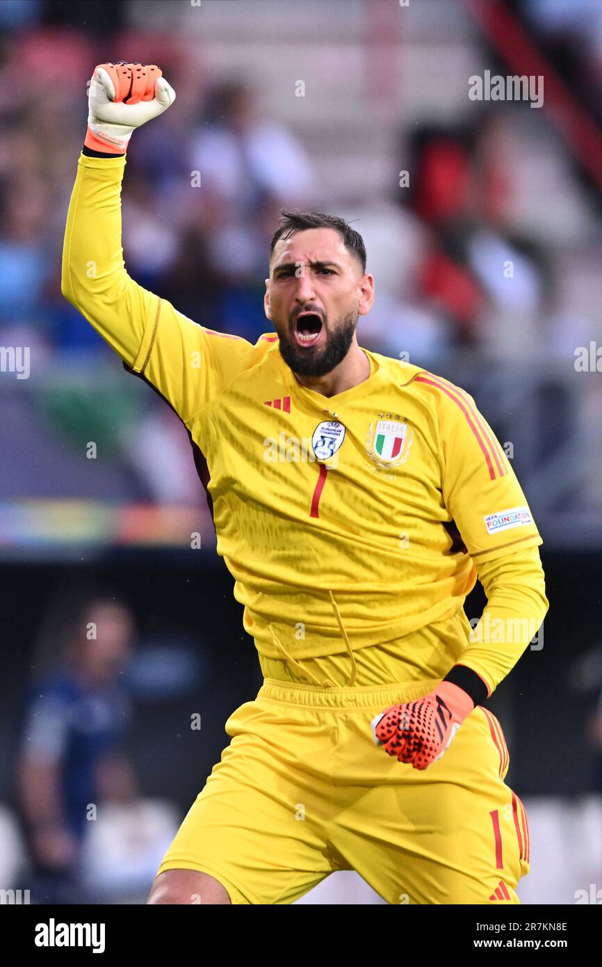 ENSCHEDE, NIEDERLANDE - JUNI 15: Gianluigi Donnarumma aus Italien feiert nach dem ersten Tor während des Halbfinalspiels der UEFA Nations League 2022/23 Stockfoto